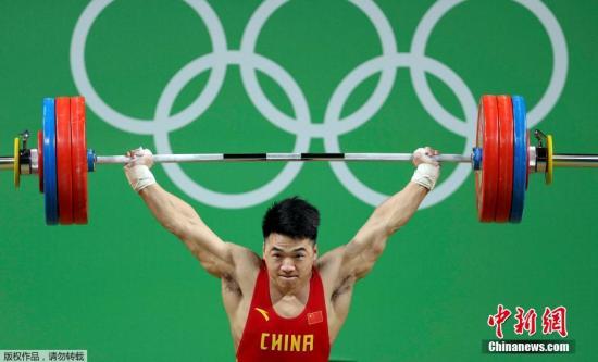 8月12日，在里约奥运会男子举重85公斤级的比赛中，中国运动员田涛再为中国代表团增添一枚银牌。图为田涛在抓举比赛中。