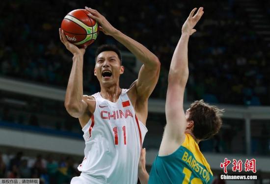 当地时间8月12日，里约奥运会男篮小组赛第4轮，中国男篮68-93不敌澳大利亚队，遭遇4连败，小组出线仅存理论可能。图为易建联在比赛中。