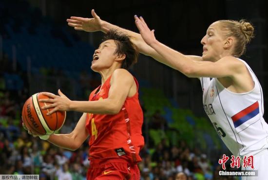 当地时间8月12日，里约奥运会女篮小组赛，中国女篮72-80不敌塞尔维亚队，小组赛成绩1胜3负。图为中国女篮队员赵志芳上篮。
