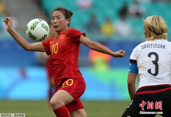 当地时间8月12日，2016里约奥运女足1/4决赛，中国女足以10人对阵德国。下半时中国队王霜点球罚失，最终以0：1惜败德国无缘四强。图为杨丽停球。