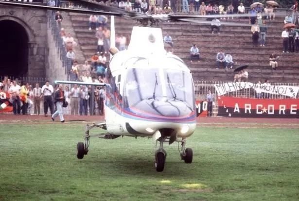 1986年贝卢斯科尼坐着直升机降临
