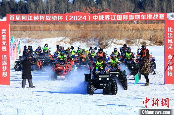 驾驶着同江赫哲战骑实业有限公司生产的F9雪地摩托车、F350G四驱摩托车和F850A全地形摩托车进行雪地挑战赛