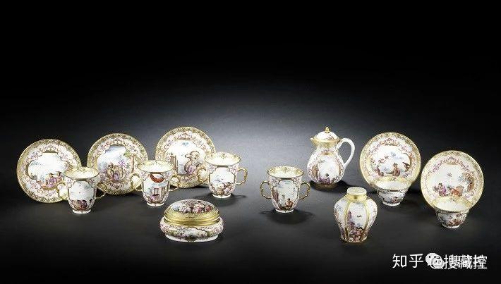 这套精美奢华的茶具是出自法国著名银匠 Jean-Baptiste-Claude Odiot (1763-1850) 之手